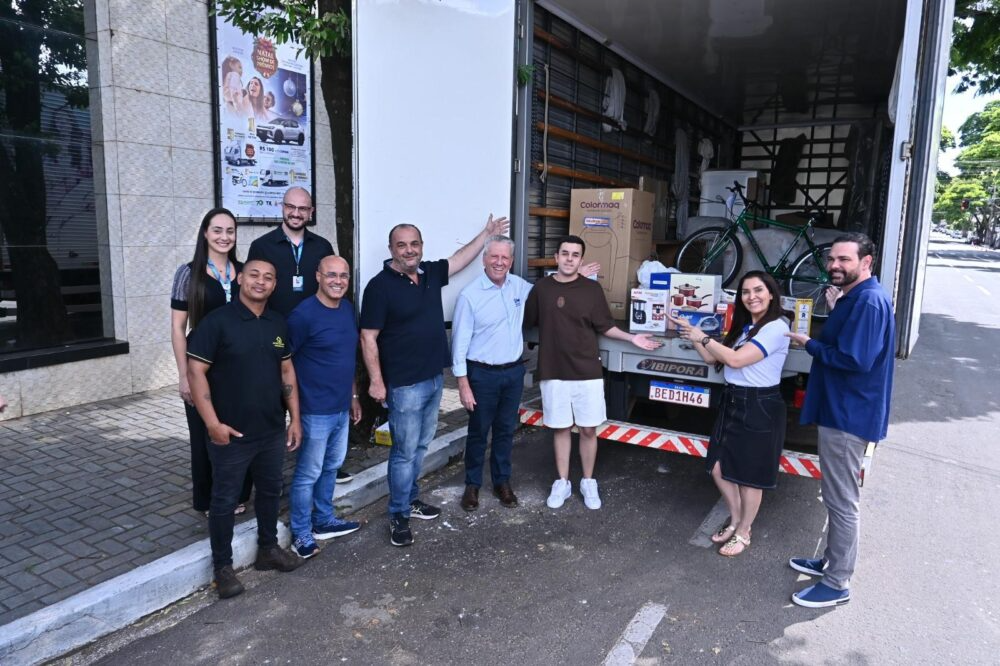 Campanha de Natal entrega caminhão de prêmios a consumidor de Paranavaí