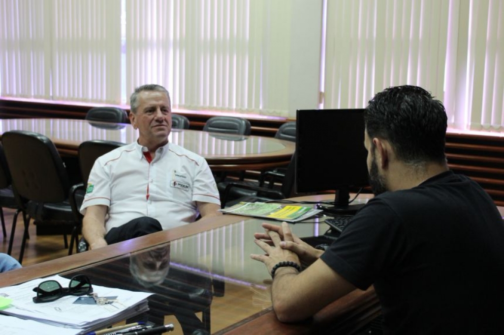 KIQ recebe visita do presidente da Aciap Maurício Gehlen