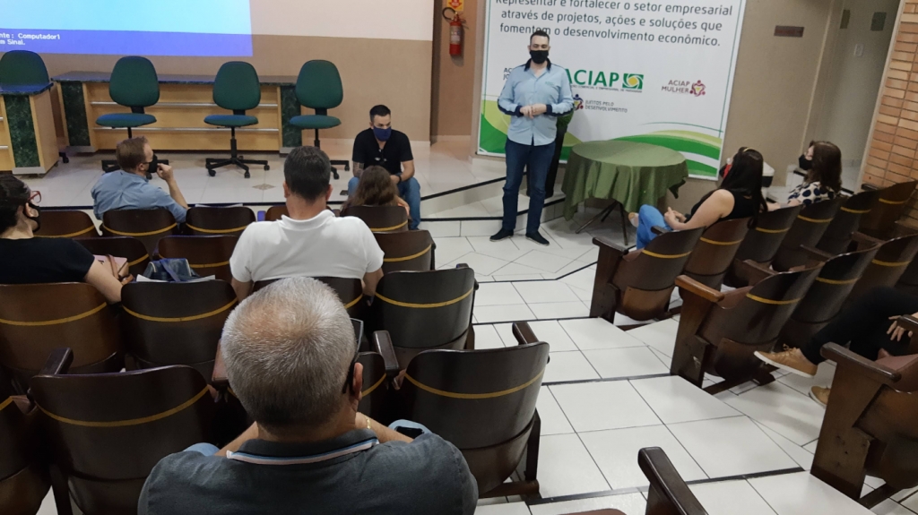 Em reunião com lojistas, prefeito aceita rever a decoração de Natal