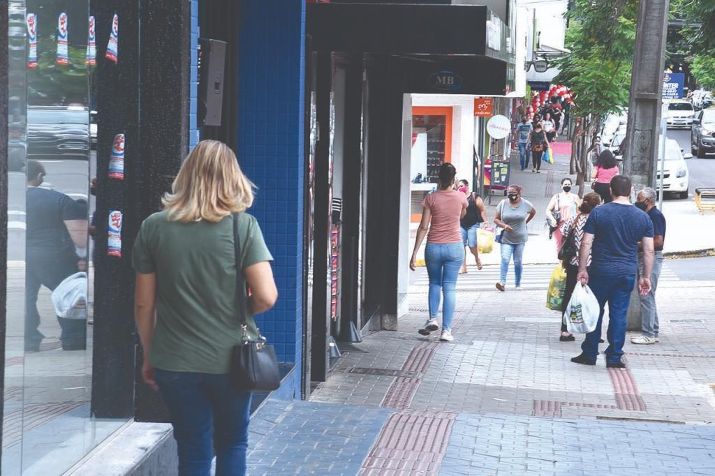 Comércio volta a funcionar das 8 às 18 horas