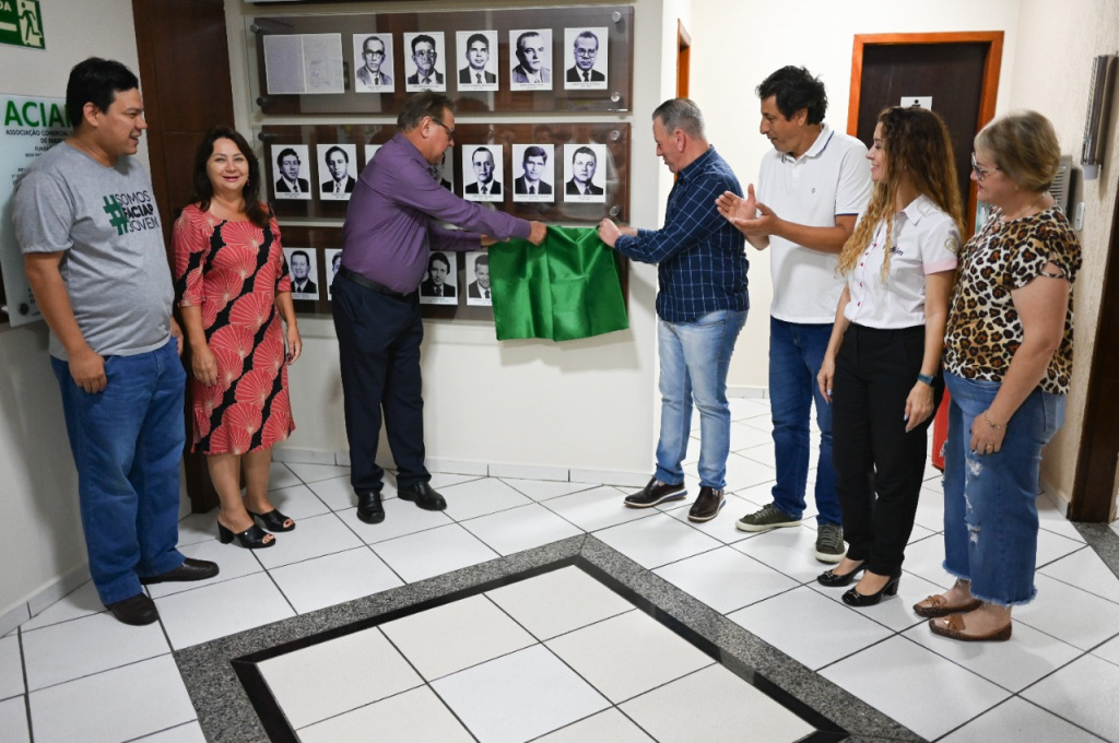 Aposição das fotos dos ex-presidentes na galeria da ACIAP
