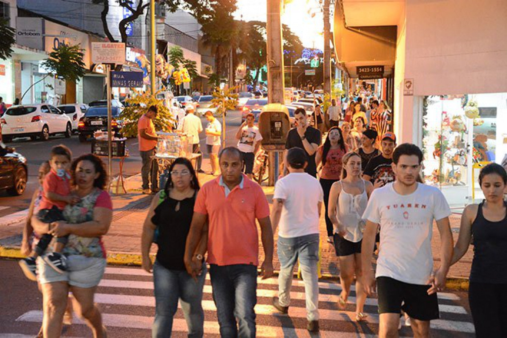 Horário especial de fim de ano do comércio de Paranavaí inicia nesta sexta (8)