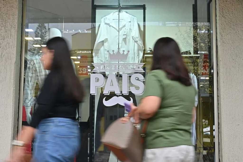 Comércio de Paranavaí atende nesta sexta-feira até 22h