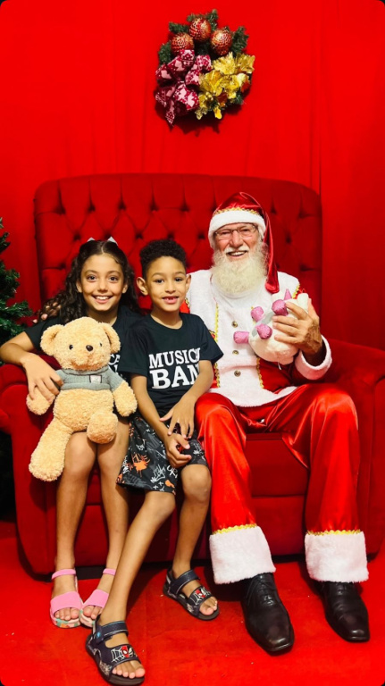 Chegada do Papai Noel marca início das festividades e do comércio noturno em Paranavaí