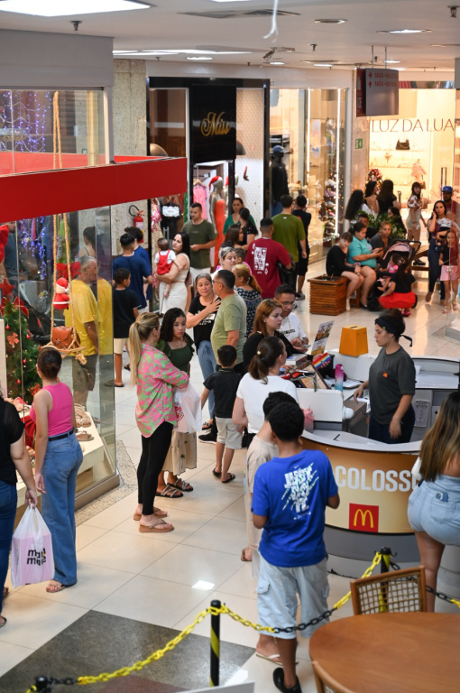 A uma semana do Natal, comércio segue aquecido em Paranavaí