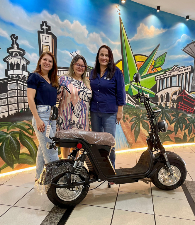 Moradora do Jardim Ipê ganha scooter elétrica em sorteio da Campanha de Natal da Aciap