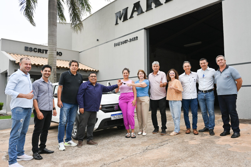 Consumidora de Alto Paraná ganha carro em campanha estadual de Natal promovida pela ACP