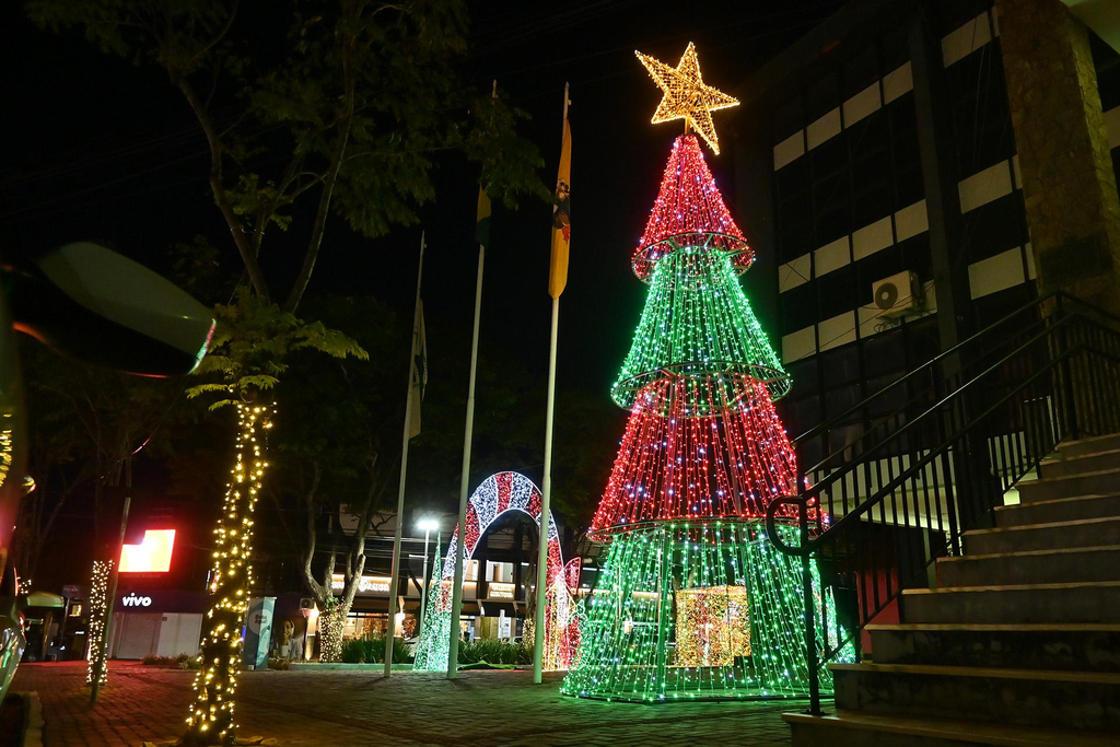 Paranavaí acende a magia do Natal com carreata, espetáculos e abertura oficial da Vila Noel